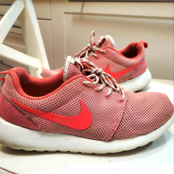 Nike Shoes - Nike size 9 on pink